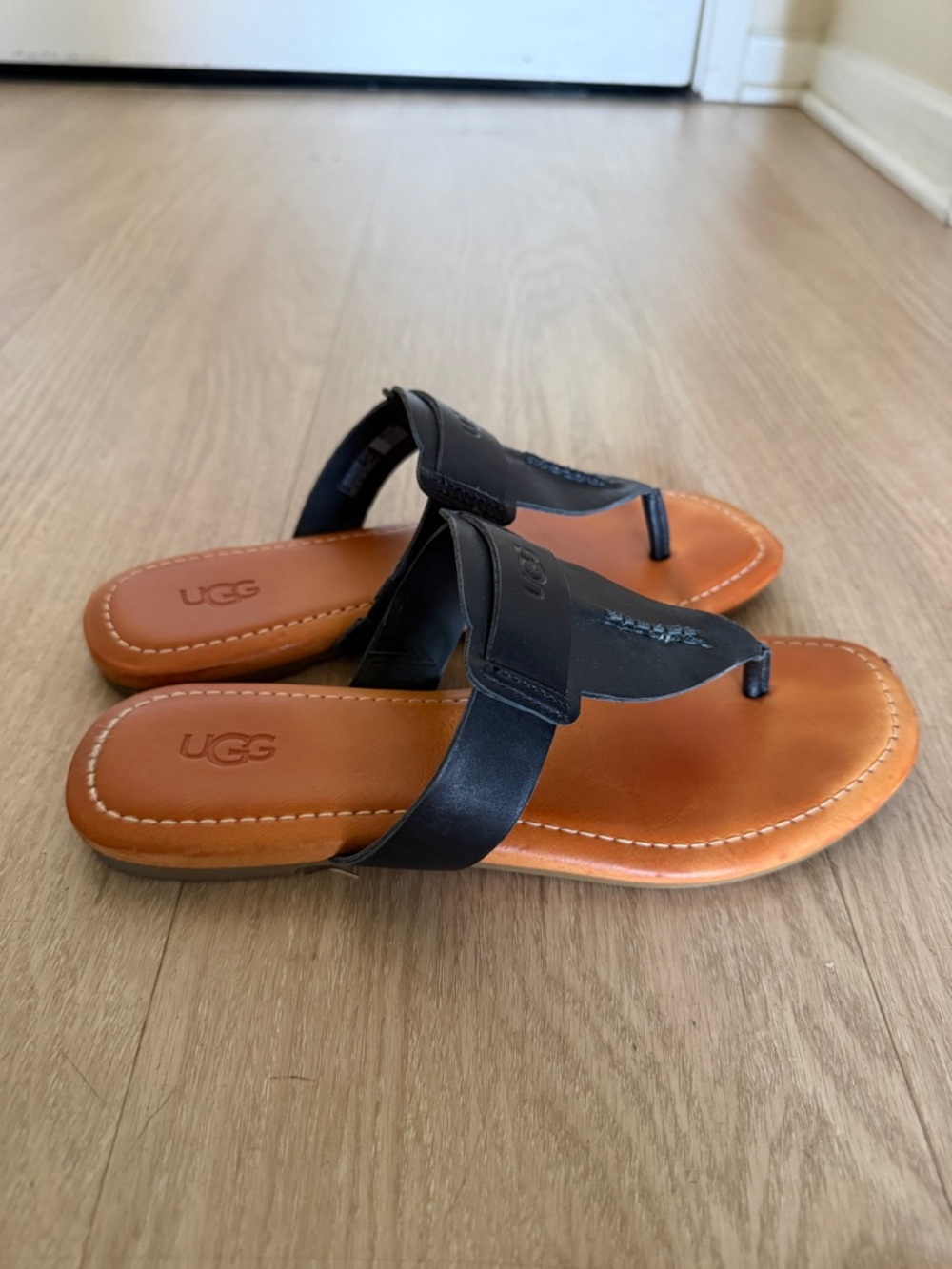 UGG Black Leather Thong Sandals Flip Flops Adjustable Strap Slides Size 7.5